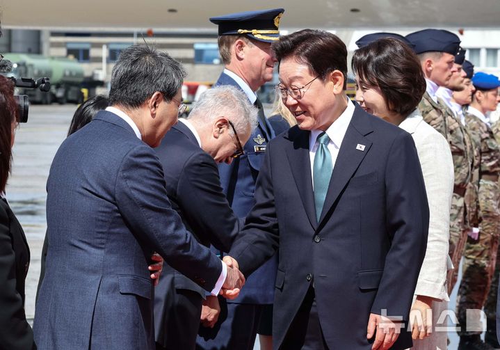 [브뤼셀=뉴시스] 최동준 기자 = G7 정상회의 참석 계기 벨기에를 방문한 이재명 대통령과 김혜경 여사가 9일(현지 시간) 브뤼셀 멜스브룩 군공항에 도착해 환영 인사들과 인사하고 있다. 2026.06.09. photocdj@newsis.com