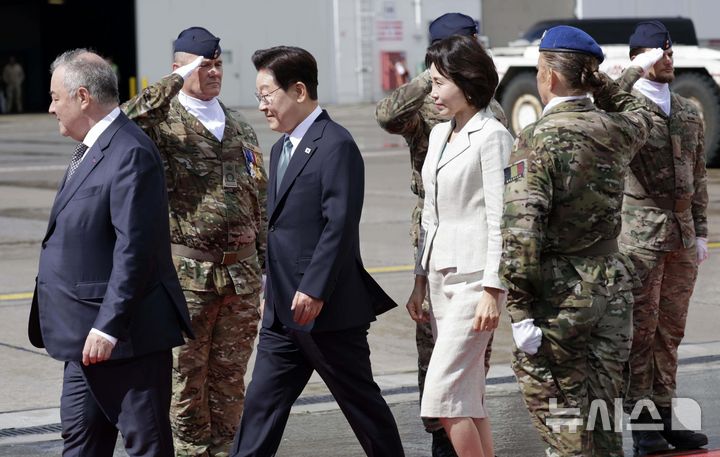 [브뤼셀=뉴시스] 최동준 기자 = G7 정상회의 참석 계기 벨기에를 방문한 이재명 대통령과 김혜경 여사가 9일(현지 시간) 브뤼셀 멜스브룩 군공항에 도착해 이동하고 있다. 2026.06.09. photocdj@newsis.com
