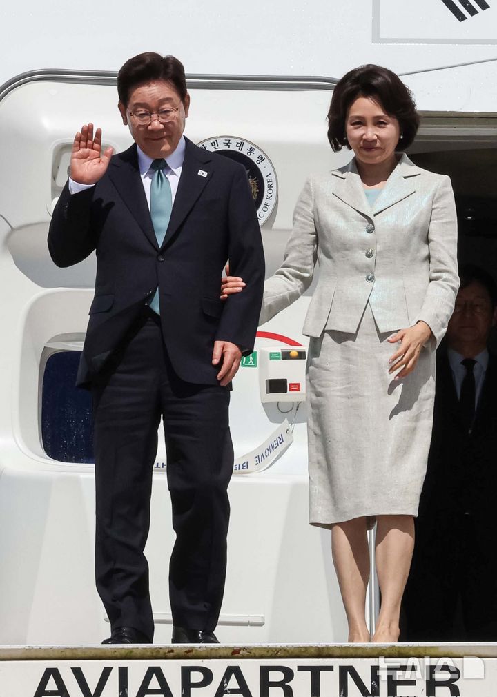 [브뤼셀=뉴시스] 최동준 기자 = G7 정상회의 참석 계기 벨기에를 방문한 이재명 대통령과 김혜경 여사가 9일(현지 시간) 브뤼셀 멜스브룩 군공항에 도착해 인사하고 있다. 2026.06.09. photocdj@newsis.com