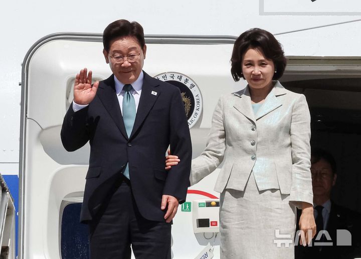 [브뤼셀=뉴시스] 최동준 기자 = G7 정상회의 참석 계기 벨기에를 방문한 이재명 대통령과 김혜경 여사가 9일(현지 시간) 브뤼셀 멜스브룩 군공항에 도착해 인사하고 있다. 2026.06.09. photocdj@newsis.com