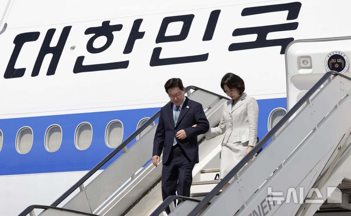 [브뤼셀=뉴시스] 최동준 기자 = G7 정상회의 참석 계기 벨기에를 방문한 이재명 대통령과 김혜경 여사가 9일(현지 시간) 브뤼셀 멜스브룩 군공항에 도착해 공군 1호기에서 내리고 있다. 2026.06.09. photocdj@newsis.com