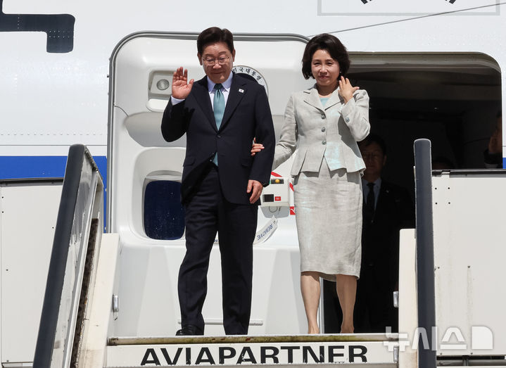 [브뤼셀=뉴시스] 최동준 기자 = G7 정상회의 참석 계기 벨기에를 방문한 이재명 대통령과 김혜경 여사가 9일(현지 시간) 브뤼셀 멜스브룩 군공항에 도착해 인사하고 있다. 2026.06.09. photocdj@newsis.com