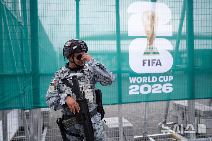 [사포판=AP/뉴시스] 2026 국제축구연맹(FIFA) 북중미 월드컵 경기가 열릴 예정인 멕시코 할리스코주 사포판에 있는 과달라하라 스타디움 앞에서 9일(현지 시간) 멕시코 국가방위대원이 경계를 서고 있다. 2026.06.10.