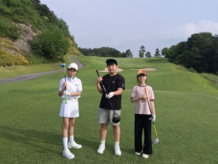 [서울=뉴시스] 롯데스카이힐CC부여에서 백강초등학교 학생이 골프 지도를 받고 있다.(사진=롯데호텔앤리조트) *재판매 및 DB 금지