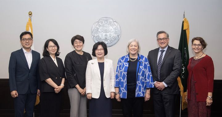 [서울=뉴시스] 지난 2일 이화여대에서 대학 관계자들과 미국 조지워싱턴대 총장단이 기념 사진을 촬영하고 있다. (사진=이화여대 제공) 2026.06.10. photo@newsis.com *재판매 및 DB 금지