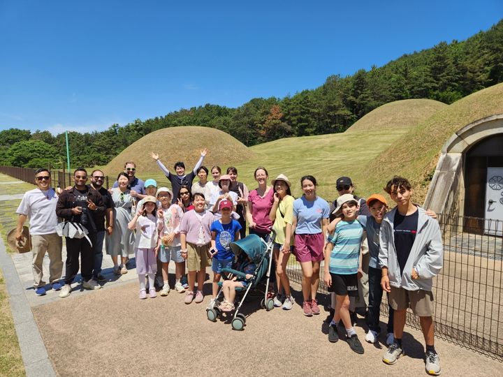 [부여=뉴시스] 충남 부여군의 올해 세계유산 활용 프로그램 '사비백제 123'의 일환으로 진행된 '5로라 대탐험'에 참여한 외국인들이 부여왕릉원에서 기념사진을 찍고 있다. (사진=부여군 제공) 2026.06.10. photo@newsis.com *재판매 및 DB 금지