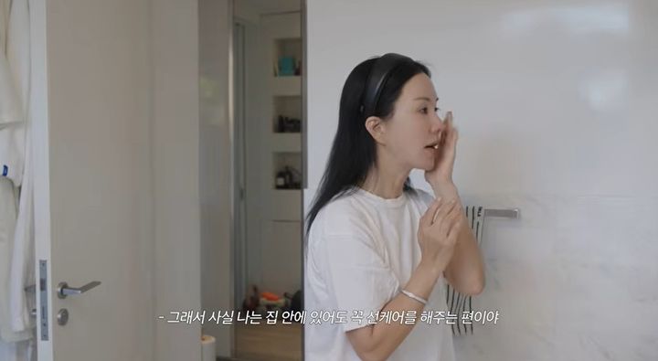 [서울=뉴시스] 가수 겸 배우 엄정화가 자신의 유튜브 채널에서 집 안에서도 선크림을 꼭 바른다고 밝혀 화제다. (사진=유튜브 'Umaizing 엄정화' 캡처) *재판매 및 DB 금지