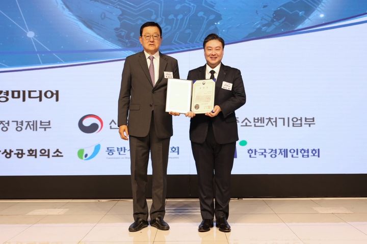 [서울=뉴시스] 최준호 형지엘리트 대표이사가 '제14회 2026 대한민국 글로벌리더' 시상식에서 산업통상부 장관상을 받았다. 홍석우 전 지식경제부 장관과 최준호 대표이사(오른쪽). (사진=형지엘리트 제공) 2026.06.10. photo@newsis.com *재판매 및 DB 금지