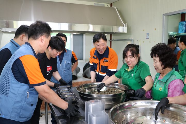 [광양=뉴시스] 광양제철소 봉사단체가 사랑의 밑반찬 나눔 봉사활동을 하고 있다. (사진=광양제철소 제공) 2026.06.10. photo@newsis.com *재판매 및 DB 금지