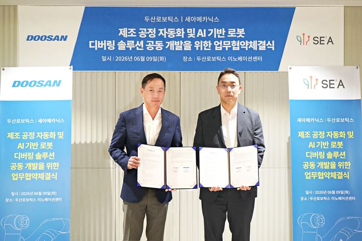 [서울=뉴시스] 두산로보틱스는 경기 성남시 분당구 두산로보틱스 이노베이션센터에서 세아메카닉스와 '제조 공정 자동화 및 AI 기반 로봇 디버링 솔루션 공동 개발'을 위한 업무협약(MOU)을 체결했다고 10일 밝혔다. 사진은 왼쪽부터 두산로보틱스 박인원 대표와 세아메카닉스 이성욱 대표가 기념사진을 촬영하고 있는 모습. (사진=㈜두산 제공) photo@newsis.com *재판매 및 DB 금지