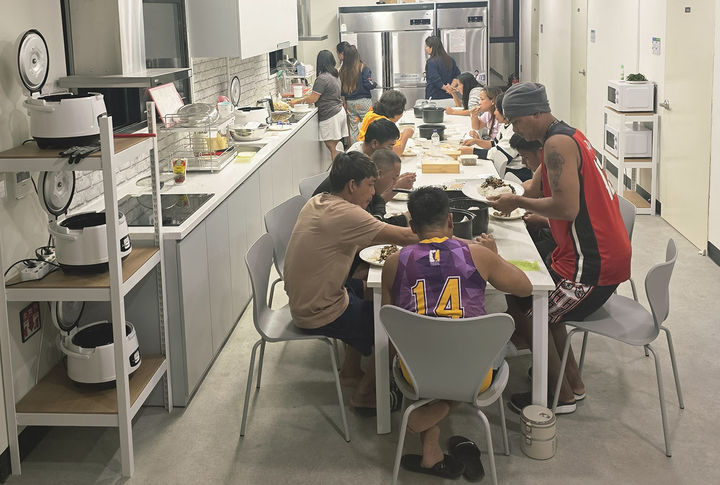 정선군 신동읍 예미농협의 외국인 계절근로자 전용 공동숙소 에서 계절근로자들이 식사하고 있다.(사진=정선군 제공) *재판매 및 DB 금지