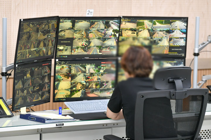 [영주=뉴시스] 영주시 CCTV통합관제센터에서 관제요원이 모니터링하고 있다. (사진=영주시 제공) 2026.06.10. photo@newsis.com *재판매 및 DB 금지