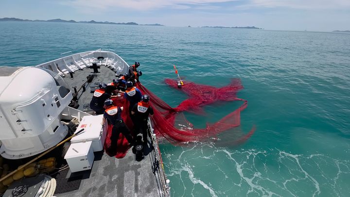 [목포=뉴시스]폐어구 수거하는 목포해경. (사진=목포해경 제공) 2026.06.10. photo@newsis.com *재판매 및 DB 금지