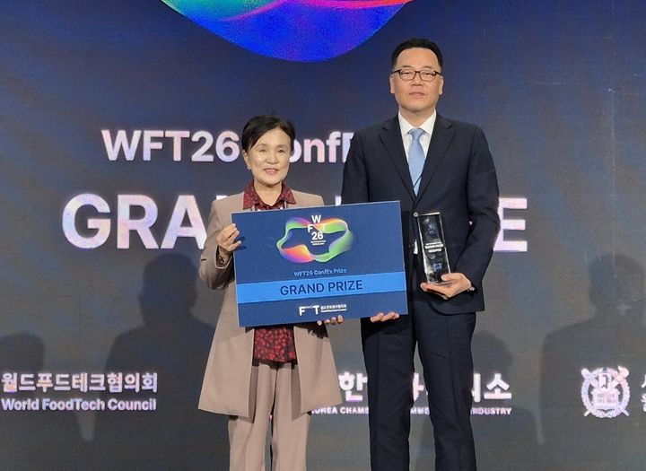 [서울=뉴시스] 9일 고양시 킨텍스에서 열린 ‘WFT26 ConfEx’에서 서훈교 대상웰라이프 대표(오른쪽)가 강금실 조직위원장과 기념 촬영을 하고 있다.(사진=대상웰라이프 제공) *재판매 및 DB 금지