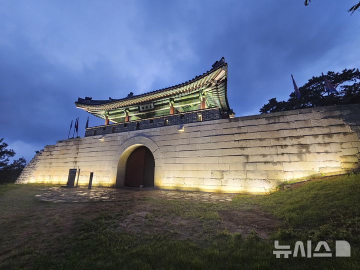 김포시, 문수산성 경관조명 설치…야간 명소로 재탄생
