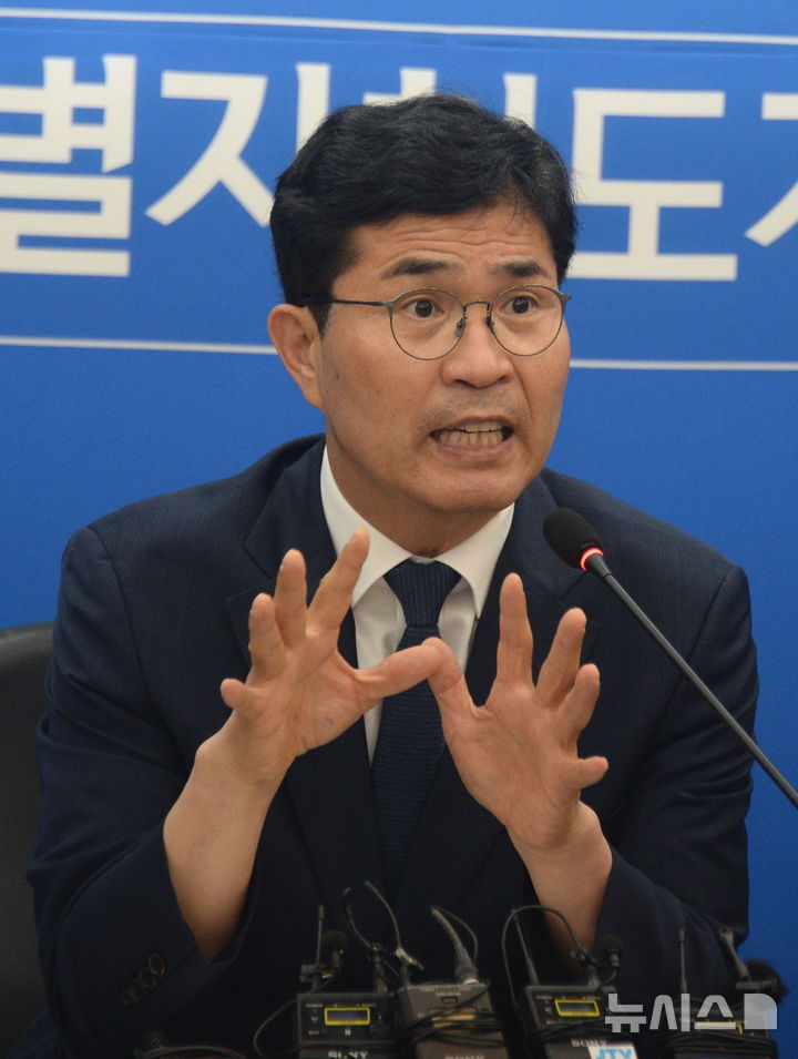 [전주=뉴시스] 김얼 기자 = 이원택 더불어민주당 전북특별자치도지사 당선인이 10일 전북 전주시 전북바이오융합산업진흥원 비즈니스센터에 마련된 '전북특별자치도지사직 인수위원회'에서 기자간담회를 갖고 있다. 2026.06.10. pmkeul@newsis.com