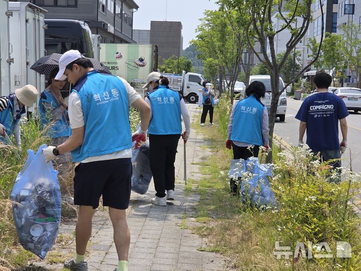 [전주=뉴시스] 강경호 기자 = 10일 전북 전주시 덕진구 만성동의 한 상가 인근 도로에서 전주시 혁신동 통장들이 자발적으로 모여 도로 위 쓰레기 줍기 봉사활동을 벌이고 있다. 2026.06.10. lukekang@newsis.com