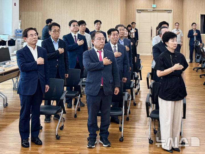 [대구=뉴시스] 정재익 기자 = 우성진 대구 동구청장 당선인이 10일 대구 아양아트센터에서 열린 '민선 9기 대구광역시 동구청장직 인수위원회' 출범식에서 국기에 대한 경례를 하고 있다. 2026.06.10. jjikk@newsis.com