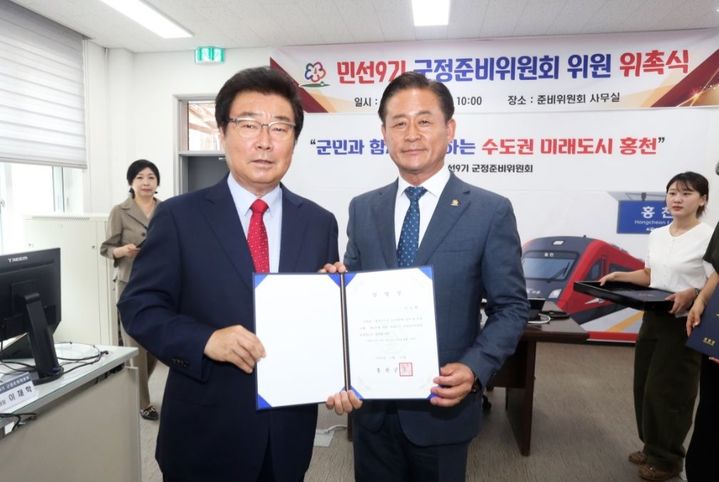 [홍천=뉴시스] 10일 재선에 성공한 신영재 홍천군수(사진 오른쪽)가 민선 9기 출범을 앞두고 신도연 준비위원장(사진 왼쪽)에게 위촉장을 수여하고 있다. 신영재 홍천군수 당선자 준비위원회 제공. *재판매 및 DB 금지