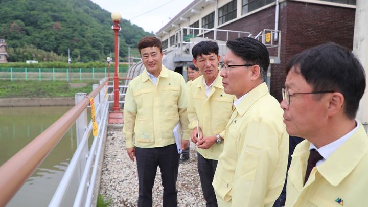 [세종=뉴시스]김인중 한국농어촌공사 사장이 본격적인 장마철과 홍수기를 앞두고 전국 주요 수리시설과 상습 침수지역을 점검하고 있다. (사진=농어촌공사 제공) *재판매 및 DB 금지