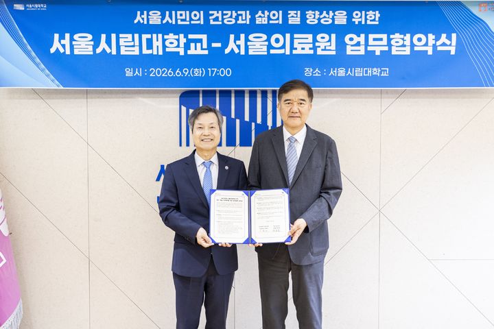 [서울=뉴시스] 원용걸(왼쪽) 서울시립대 총장과 이현석 서울의료원장이 9일 업무협약을 체결하고 기념 사진을 촬영하고 있다. (사진=서울시립대 제공) 2026.06.10. photo@newsis.com *재판매 및 DB 금지