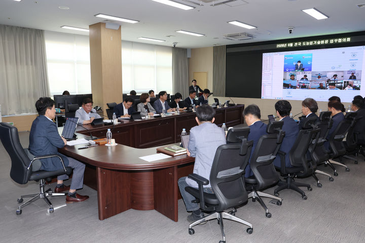 [세종=뉴시스]10일 본청 영농종합상황실에서 김상경 농촌진흥청 차장 주재로 전국 9개 도 농업기술원장과 시·군 농업기술센터 대표 소장 등이 참석한 영상 업무협의회를 개최하고 있다. (사진=농촌진흥청 제공) *재판매 및 DB 금지