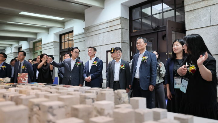 [서울=뉴시스] 코레일은 10일 오전 옛 서울역(문화역서울284)에서 ‘2026 철도문화전’ 개막식을 개최했다고 밝혔다. 김태승 코레일 사장(사진 오른쪽에서 세 번째) 등 철도문화전 개막식 참석자들이 전시해설가와 함께 전시를 관람하고 있다. 2026.06.10. (사진=코레일 제공) photo@newsis.com *재판매 및 DB 금지