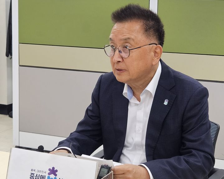 [청주=뉴시스] 김영환 충북지사가 10일 충북도청 기자실에서 간담회를 열고 충북지사 선거 무효를 주장하며 소청 제기 입장을 밝히고 있다. 2026.06.10. nulha@newsis.com *재판매 및 DB 금지