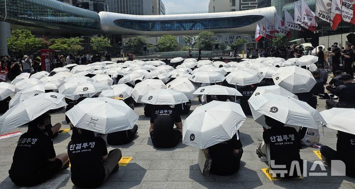 [성남=뉴시스] 신정훈 기자 = 민주노총 전국화학섬유식품산업노동조합 카카오지회 조합원들이 10일 경기 성남시 분당구 카카오판교아지트에서 규탄대회를 열고있다. 2026.06.10. gs5654@newsis.com