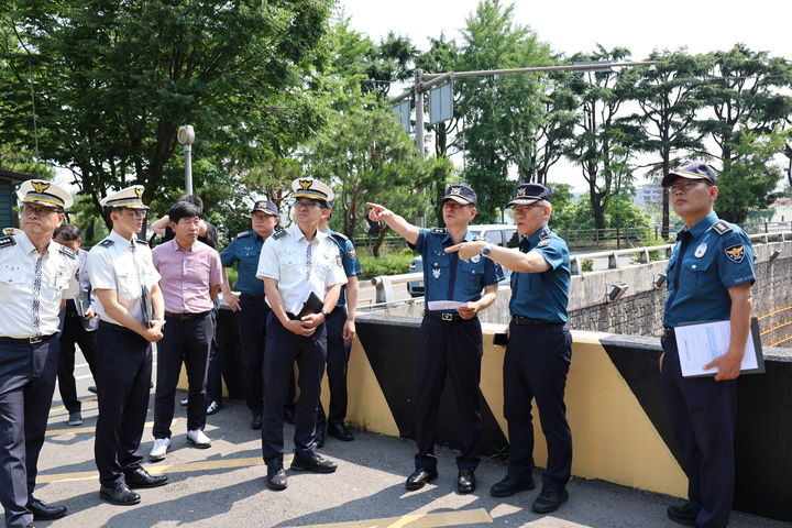 [전주=뉴시스] 10일 이재영 전북경찰청장(오른쪽 세번째)이 전북 전주시 완산구 서신동 지하차도 현장을 찾아 여름철 집중호우 침수 피해 대비를 위한 현장점검을 시행 중 경찰 관계자의 설명을 듣고 있다. (사진=전북경찰청 제공) 2026.06.10. photo@newsis.com *재판매 및 DB 금지