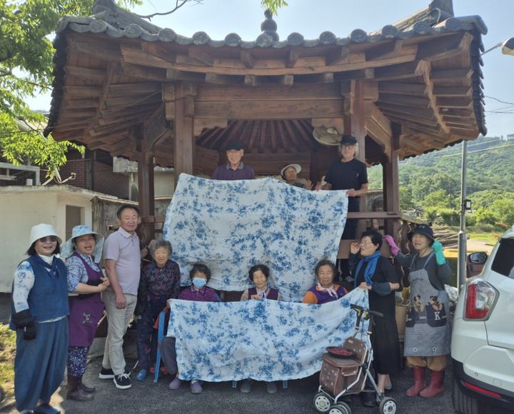 [거창=뉴시스] 거창군 통합돌봄센터 위천 석동마을 세대공감 이불 염색 체험 운영 (사진=거창군 제공) 2026. 06. 10. photo@newsis.com&nbsp; *재판매 및 DB 금지