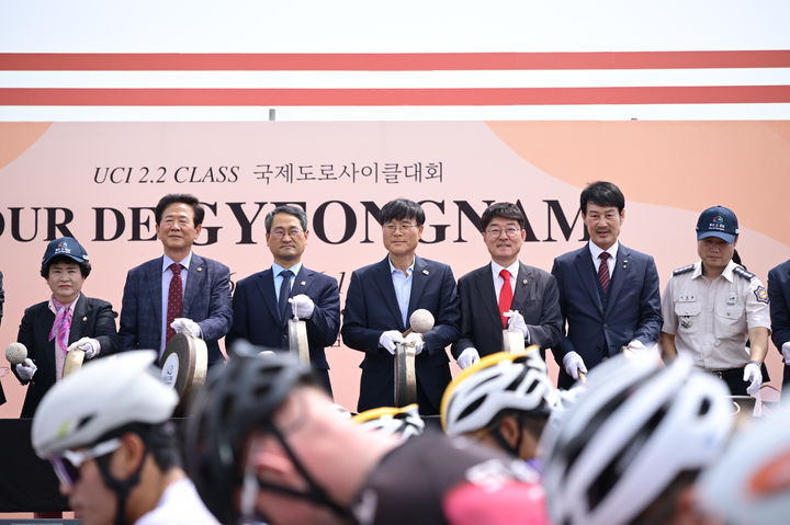 [거제=뉴시스] 신정철 기자= 경상남도가 주최한 국제도로사이클대회 '투르 드 경남 2026'의 첫 번째 경기인 거제스테이지가 지난 9일 거제시 일원에서 성황리에 개최됐다.사진은 변광용 시장(사진, 가운데)이 참석한 개막식 모습.2026.06.10. photo@newsis.com *재판매 및 DB 금지