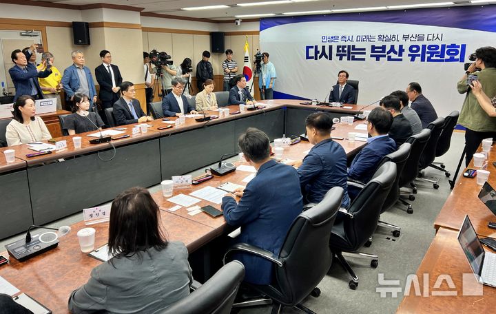 [부산=뉴시스] 원동화 기자 = 10일 부산 부산진구 부산시상수도사업본부에서 전재수 부산시장 당선인이 부산시장직 인수위원회 '다시 뛰는 부산위원회' 첫 회의를 주재했다. 2026.06.10. dhwon@newsis.com