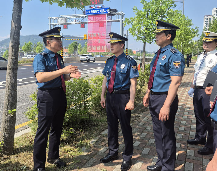[인천=뉴시스] 한창훈(가운데) 인천경찰청장이 10일 중구 해찬나래지하차도에서 진입차단시설 운영 상태를 점검하고 있다. (사진=인천경찰청 제공) 2026.06.10. photo@newsis.com *재판매 및 DB 금지