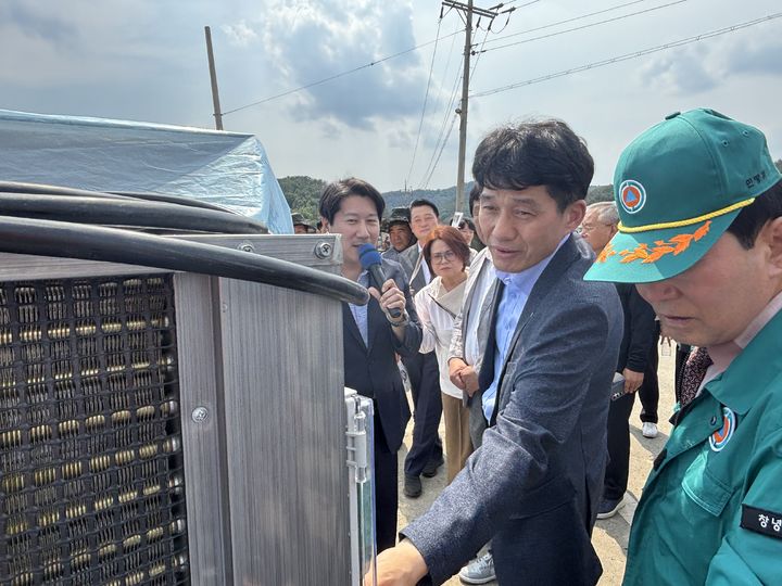 [세종=뉴시스] 김상경 농촌진흥청 차장은 10일 경남 창녕에서 열린 '마늘 재배 전과정 기계화 기술 개발 성과 공유회’에 참석하여 연시 현장을 참관하고 관계자 의견을 청취했다. (사진=농촌진흥청 제공) *재판매 및 DB 금지
