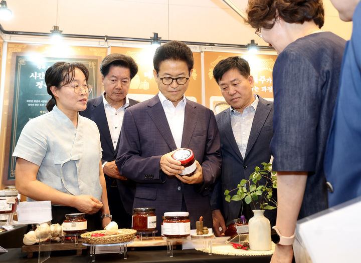[안동=뉴시스] 이철우 경북지사가 10일 안동 스탠포드호텔의 '경북 530 한국장데이' 행사장에 전시된 장류제품을 둘러보고 있다. (사진=경북도 제공) 2026.06.10. photo@newsis.com *재판매 및 DB 금지