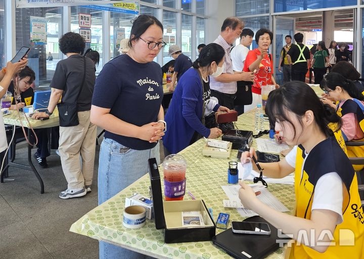 [포항=뉴시스] = 10일 경북 포항 죽도 시장 수산물 구매 온누리상품권 환급 행사장. (사진=이다영 포항시의원 제공) 2026,06.10. photo@newsis.com