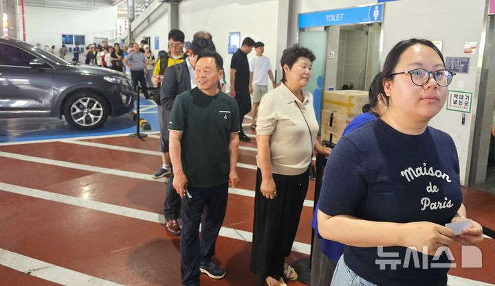[포항=뉴시스] = 10일 경북 포항 죽도 시장 수산물 구매 온누리상품권 환급 행사에 전산 서버 장애로 고객들이 긴 줄을 서서 기다리고 있다. (사진=이다영 포항시의원 제공) 2026,06.10. photo@newsis.com