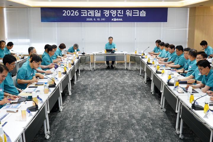 [서울=뉴시스] 김태승 코레일 사장이 10일 오후 코레일 본사에서 12개 지역본부장과 5개 차량정비단장 등 경영진 40여명과 2026 코레일 경영진 워크숍을 개최하고 있다. 2026.06.10. (사진=코레일 제공) photo@newsis.com *재판매 및 DB 금지