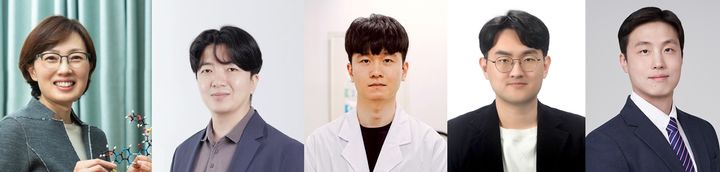 [서울=뉴시스]과학기술정보통신부는 기초과학연구원(IBS) RNA 연구단 김빛내리 단장과 서울대 생명과학부 노성훈 교수 공동 연구팀이 유전자 발현을 조절하는 핵심 단백질 ‘아고넛'의 활성화 과정을 세계 최초로 규명했다고 10일 밝혔다. 이는 국제학술지 ‘네이처’에 게재됐다. 공동 교신저자인 IBS RNA 연구단 김빛내리 단장과 노성훈 서울대 생명과학부 교수. 공동 제1저자인 IBS RNA 연구단 이영윤·정민석 연구원, 이한솔 고려대 생명정보공학과 교수. (사진=과기정통부 제공) *재판매 및 DB 금지