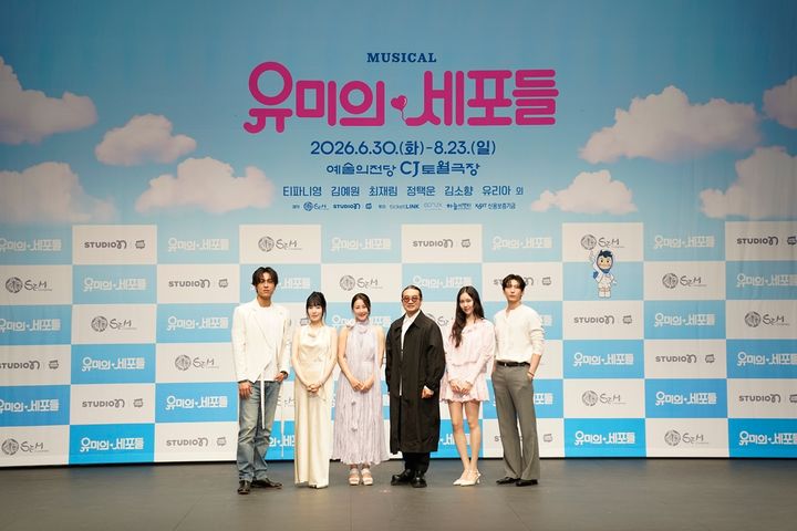 뮤지컬 '유미의 세포들' 최재림(왼쪽부터), 티파니영, 김소향, 양정웅 연출, 김예원, 정택운. (사진=샘컴퍼니 제공) *재판매 및 DB 금지