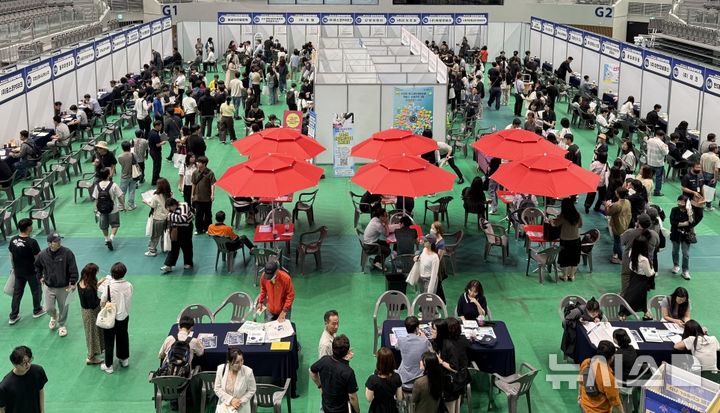 [포항=뉴시스] = '2026 퐝퐝 취업 박람회'. 2026.06.10. photo@newsis.com