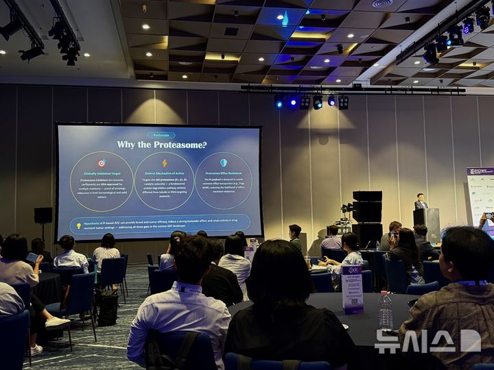 [서울=뉴시스] 큐리언트는 지난 9일부터 오는 11일까지 서울에서 열린 '제5회 World ADC Summit South Korea 2026'에서 차세대 ADC 페이로드 개발 전략을 두 차례에 걸쳐 발표했다고 10일 밝혔다. 사진은 안원균 큐리언트 박사가 강연하는 모습. (사진=큐리언트 제공) 2026.06.10. photo@newsis.com