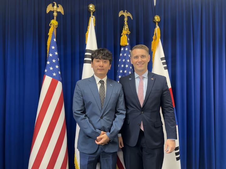 최진영 북한억류국민가족회 설립대표가 9일 서울에서 라일리 반스 미 국무부 민주주의·인권·노동국(DRL) 차관보와 만나 기념사진을 촬영하고 있다. (사진=최진영 대표 제공) 2026.06.10. *재판매 및 DB 금지