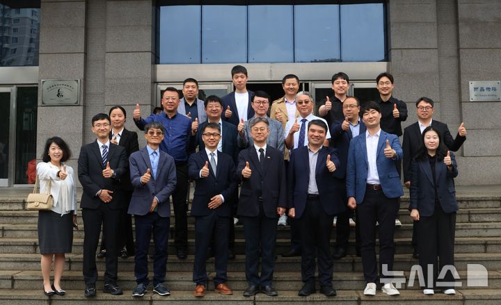 [창원=뉴시스]한국재료연구원(KIMS) 이창훈(앞줄 오른쪽서 네 번째) 부원장과 중국과학원 금속연구소(IMR) 천 싱치우(앞줄 오른쪽서 세 번째) 부소장이 중국 선양 IMR에서 공동 심포지엄을 마친 후 기념촬영하고 있다.(사진=한국재료연구원 제공) 2026.06.10. 