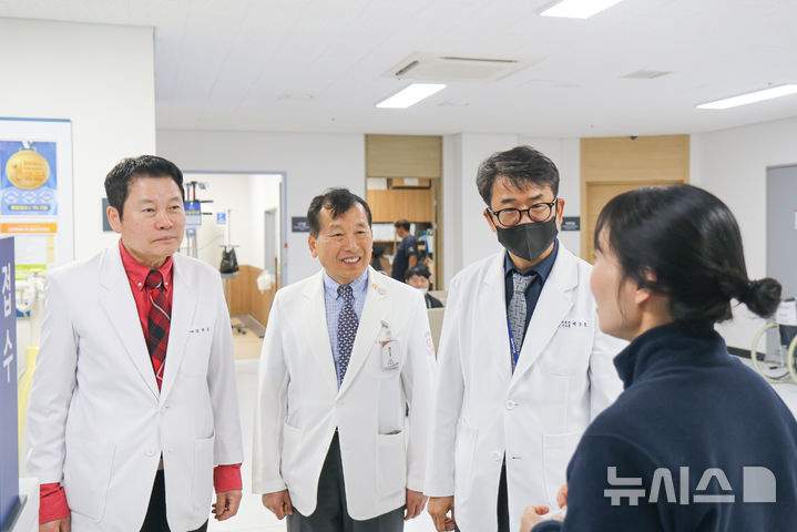 [인천=뉴시스] 국제성모병원 김명곤 의무원장(왼쪽부터)과 비에스종합병원 김종영 병원장, 백승호 이사장이 비에스종합병원에서 개방진료 운영 준비 상황을 확인하고 있다. (사진=국제성모병원 제공) 2026.06.10. photo@newsis.com