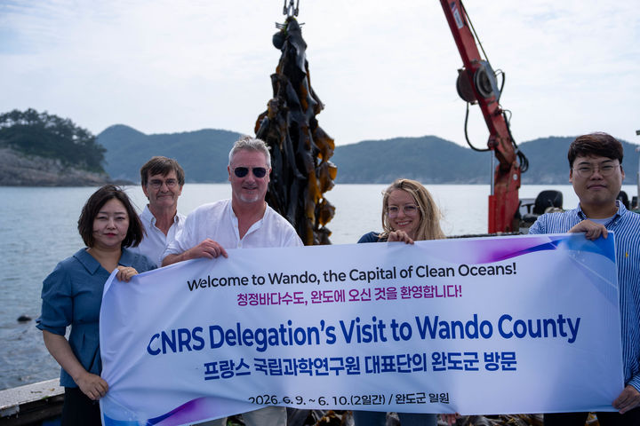 [광주=뉴시스] 프랑스 국립과학연구원(CNRS) 관계자들이 9~10일 완도의 해양바이오·해조류 산업현장을 방문해 공동연구 활성화를 위한 방안 등을 논의했다. (사진=완도군 제공). 2026.06.10. photo@newsis.com *재판매 및 DB 금지
