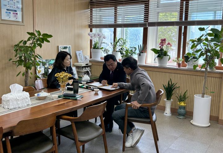 [서울=뉴시스] 우관문 충북괴산증평교육지원청 교육장(사진 가운데)이 직원들과 회의하는 모습. (사진=굿네이버스 제공) 2026.06.11. photo@newsis.com *재판매 및 DB 금지