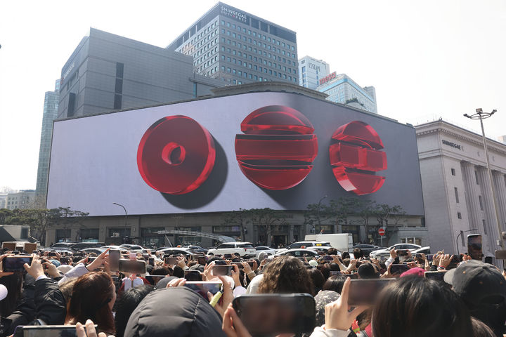 신세계백화점 본점이 대규모 리뉴얼을 마친 1분기 외국인 카드 이용액이 전년 대비 2배 가까이 늘어났다고 11일 밝혔다. *재판매 및 DB 금지