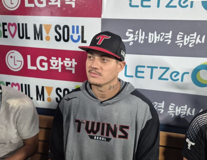 [서울=뉴시스] 문채현 기자 = 프로야구 LG 트윈스의 약셀 리오스가 10일 서울 잠실구장에서 열린 2026 신한 쏠 KBO리그 SSG 랜더스와의 경기에서 승리한 뒤 취재진과 인터뷰를 하고 있다. 2026.06.10. dal@newsis.com *재판매 및 DB 금지
